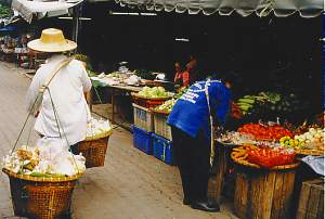 Einkaufen auf dem Gem&uuml;semarkt

in Chiang Mai. cnx062_3.jpg (13281 Byte)