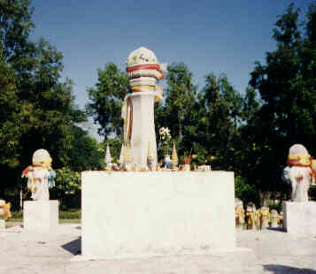 Saan Phaphum Chong Wat Phrathat Tschom Thong, Bild 2 (12.9 K)