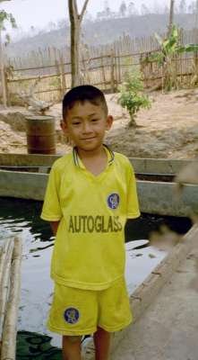 Mae Na Chorn, Chiang Mai Provinz, Thailand: Ein gl&uuml;cklicher Junge,  dem man seine Behinderung nicht ansieht.